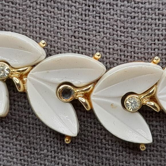 Vintage White Lucite Choker Necklace, Gold Tone, 1950s, 15 1/2 Inches - Picture 4 of 12